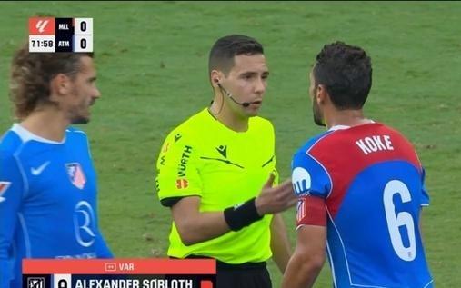 马竞第72分钟少打一人！索尔洛特亮鞋钉蹬踏，裁判看VAR后出直红