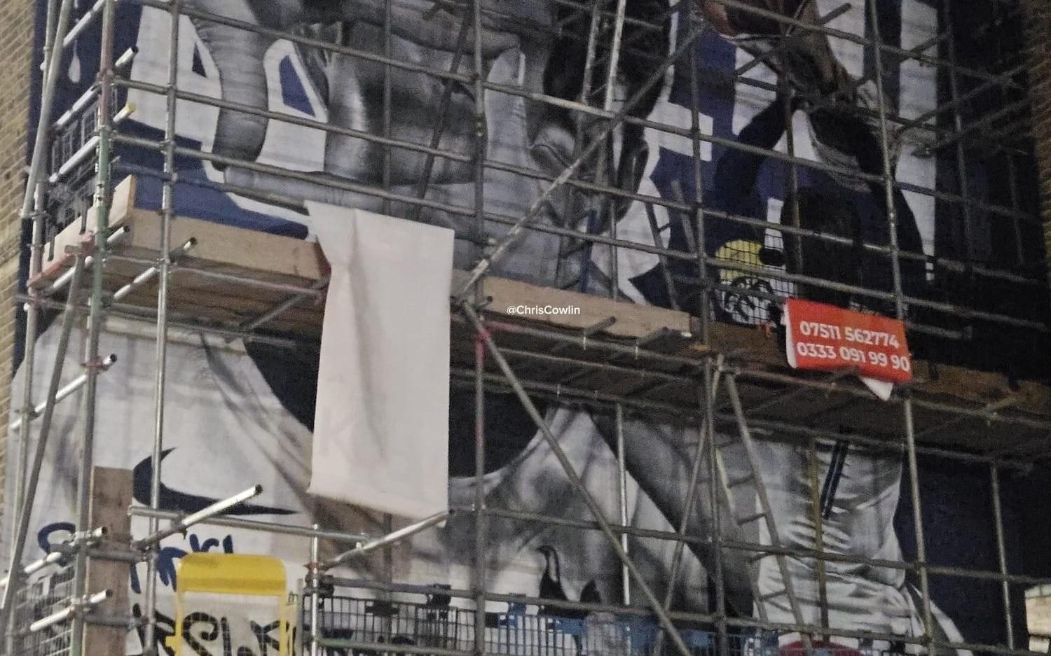 热刺为孙兴慜在街头绘制壁画，动作为其经典庆祝+捧杯