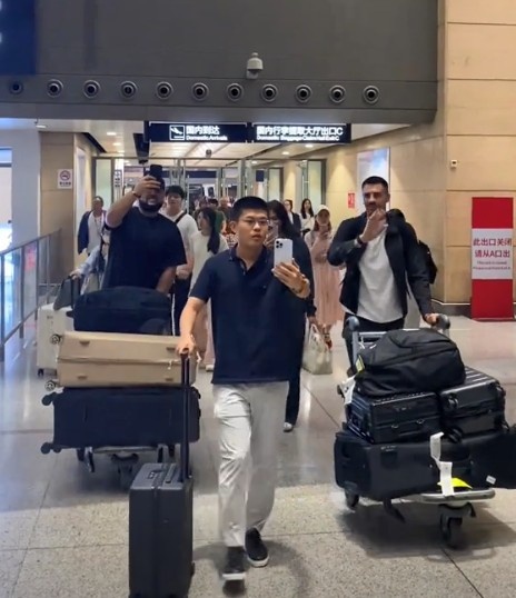 罗马尼亚国脚中卫布尔卡抵达昆明，云