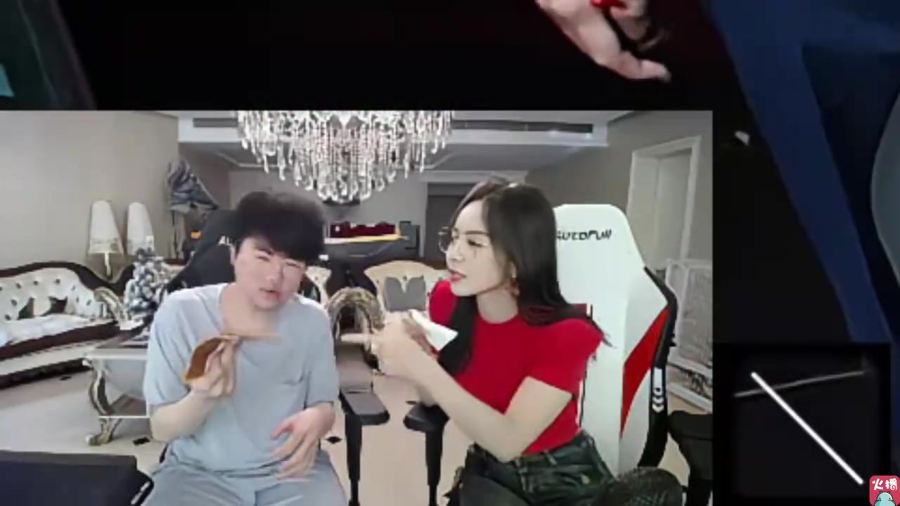Letme看姿态怕喝错余霜的水：想喝就直接喝呗，说什么喝错