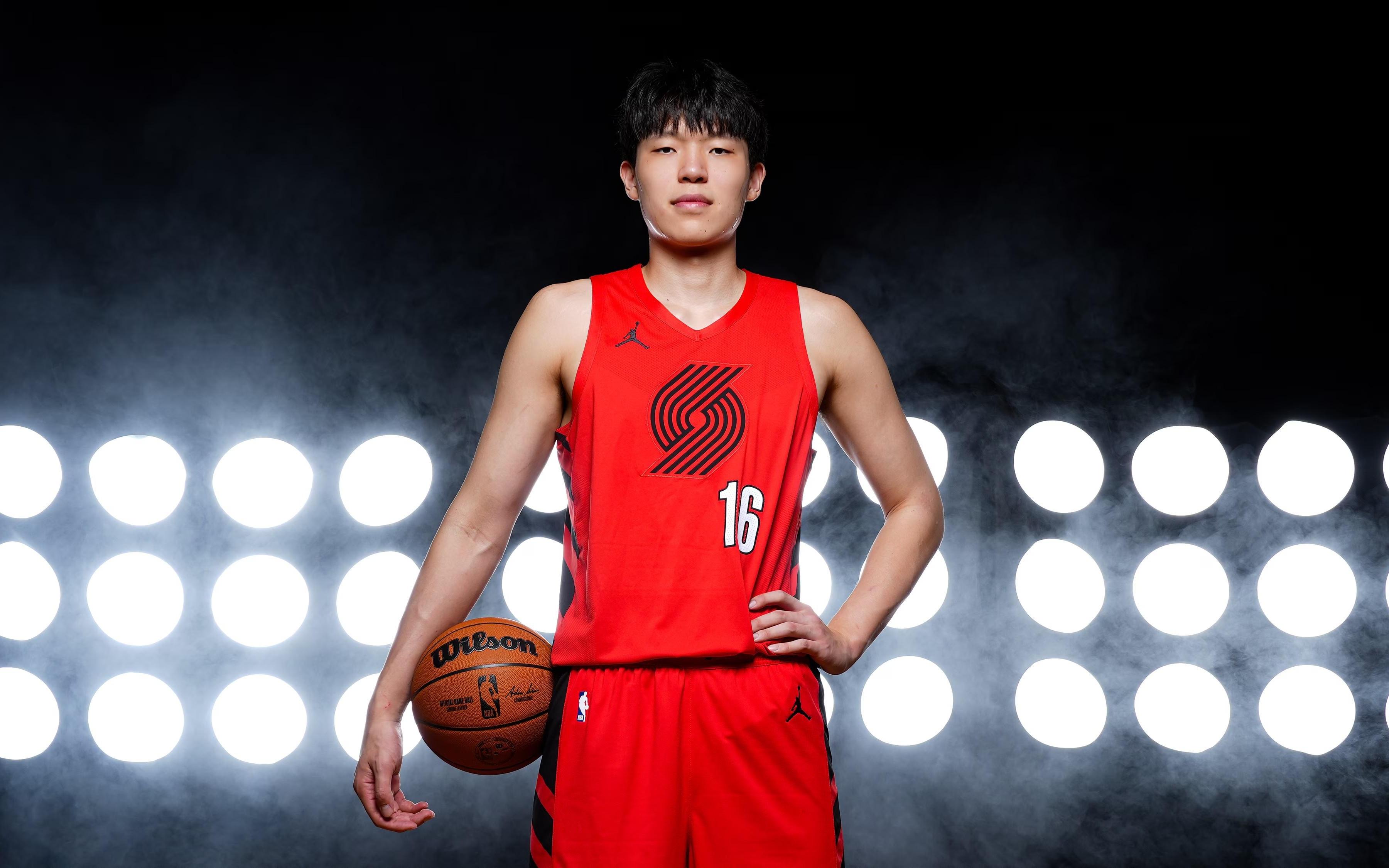 记者：杨瀚森有机会在NBA揭幕战中替补登场，出战大概15分钟