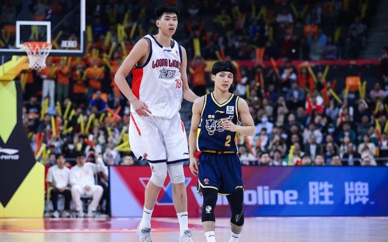 徐昕战旧主广东：不到7分钟膝盖受伤退赛2中2秀空接暴扣