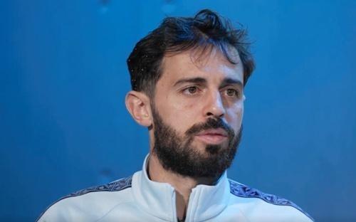 英超滑稽一幕！席尔瓦扔球砸人后“假摔”，名宿开炮：太愚蠢