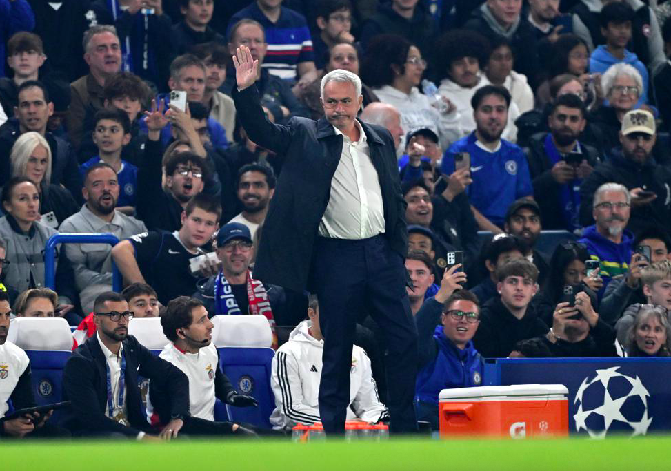 01！穆帅重返切尔西梦断蓝桥铁腰爆射送乌龙本菲卡欧冠2连败