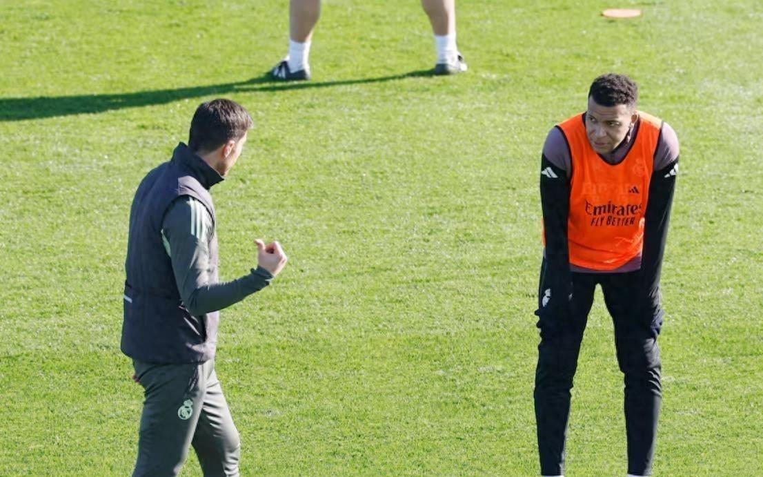 姆巴佩因左膝扭伤缺席对阵贝蒂斯，但尚未排除出战西班牙超级杯