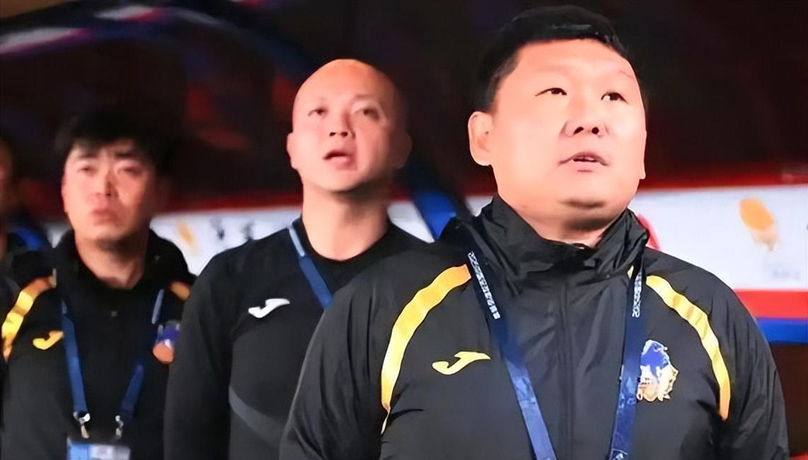 刘建业刚出任重庆铜梁龙主帅，黄希扬就做出重要决定，引发热议