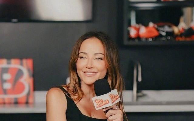 撩妹杜兰特邀约美女主播来看火箭比赛吧,赛后请你吃德州小烧烤