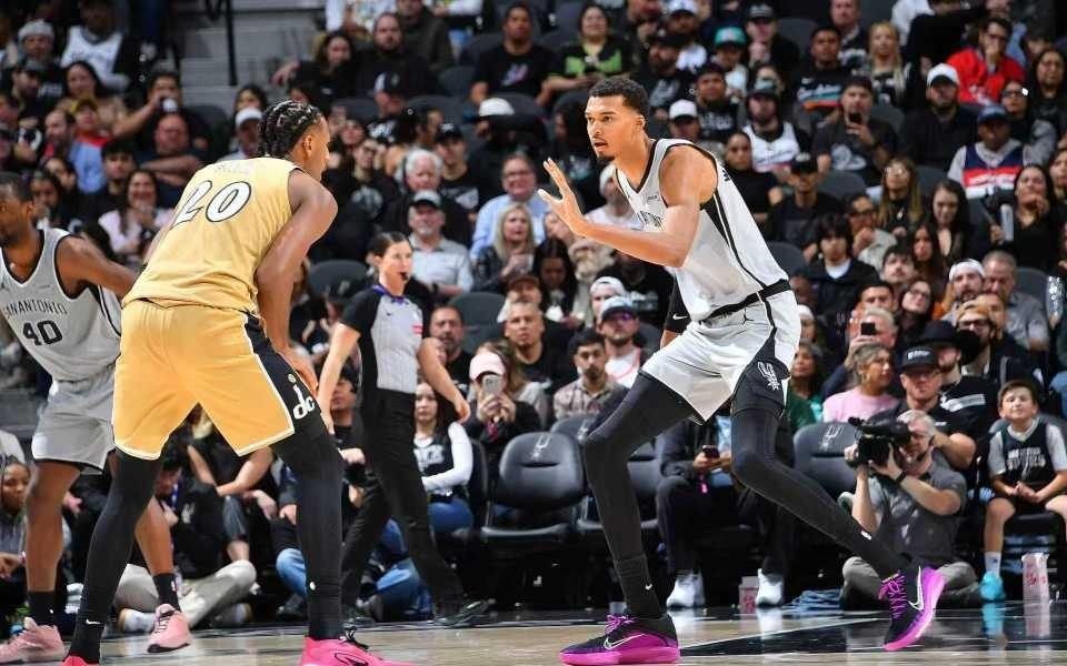 马刺6人上双大胜奇才：文班亚马15+8+4+4帽新科榜眼24分