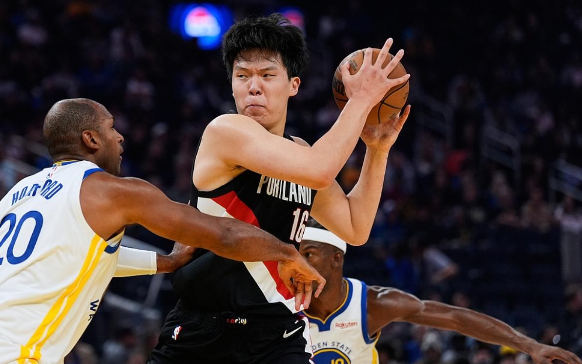 杨瀚森21分钟4分4板1助：打进首球开怀大笑季前赛首秀6犯毕业