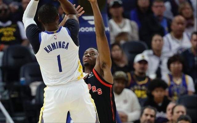 心态失衡！勇士最多落后30分：库里16中6仅16分，老板双手抱头