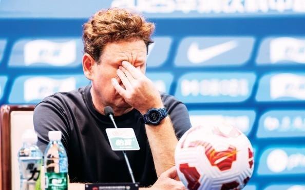 东体：斯卢茨基需快速求变备战时他一直回看近三轮中超录像