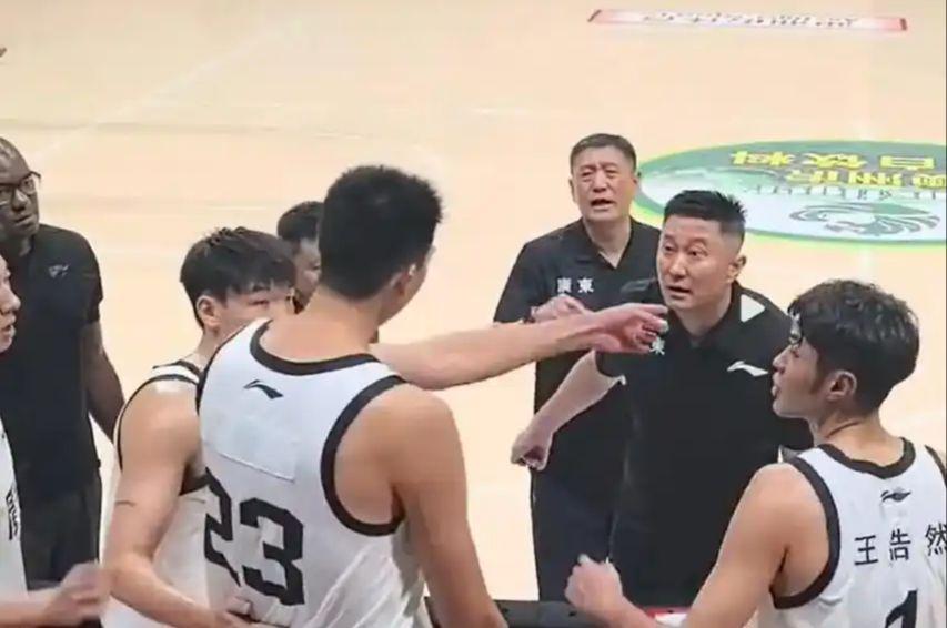 杜锋不会用的人，洋帅调教成最具进步球员！球迷：师徒都进国家队