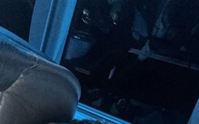 痛击队友！约根森击球时一拳挥到福法纳脸上，高空球处理失误连连