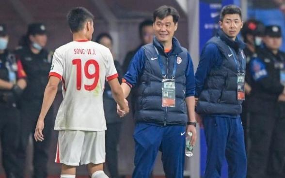 中超吸取斯卢茨基的教训，李霄鹏打算夹击防守瓦科