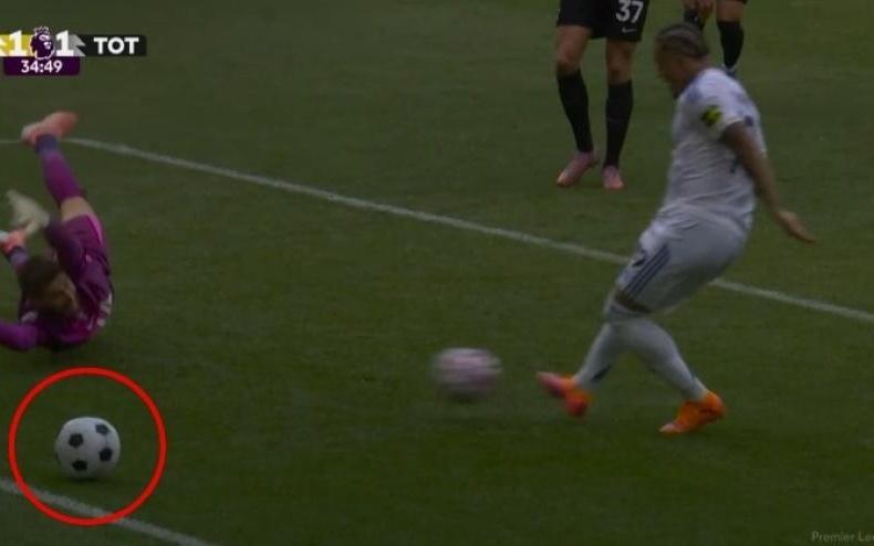 奥卡福尔为利兹进球的时候，门线附近出现了一个沙滩球