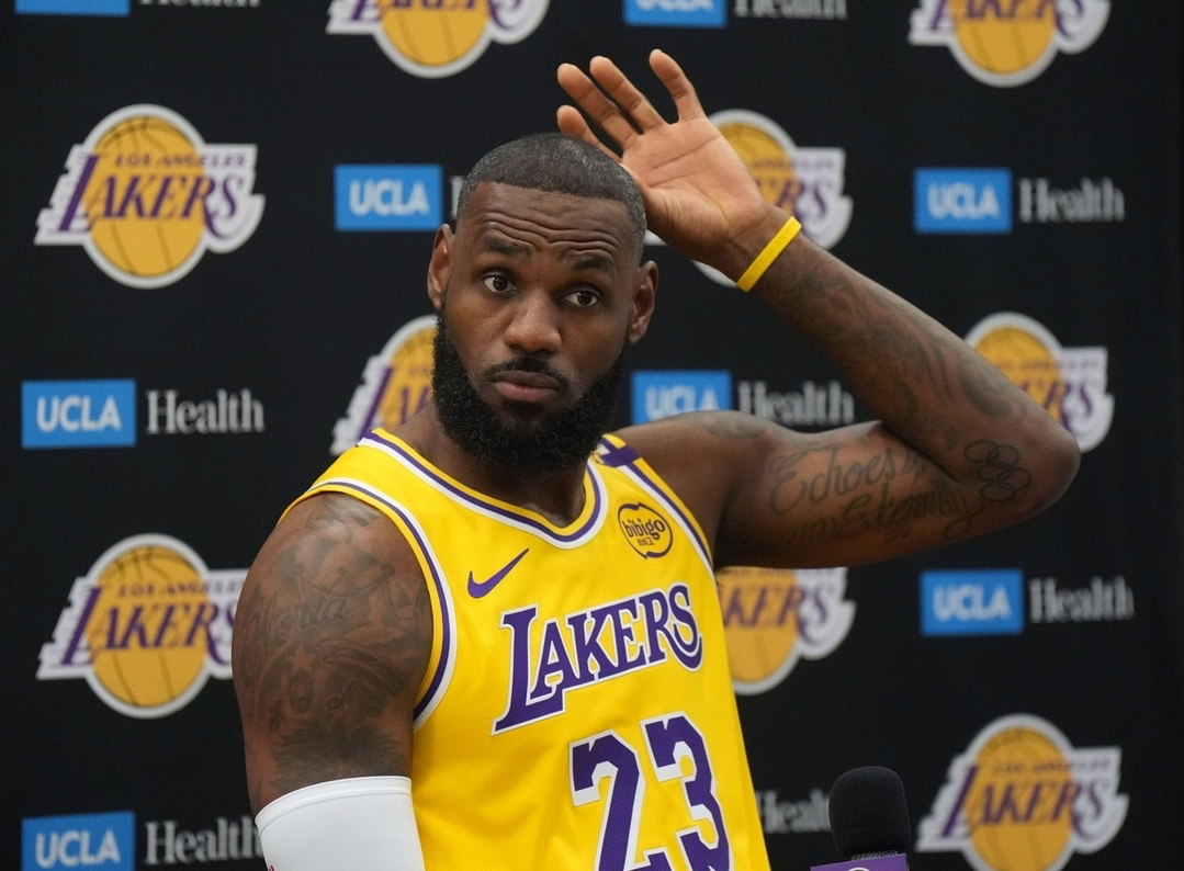 单季场均25+7+7次数：詹姆斯历史独一