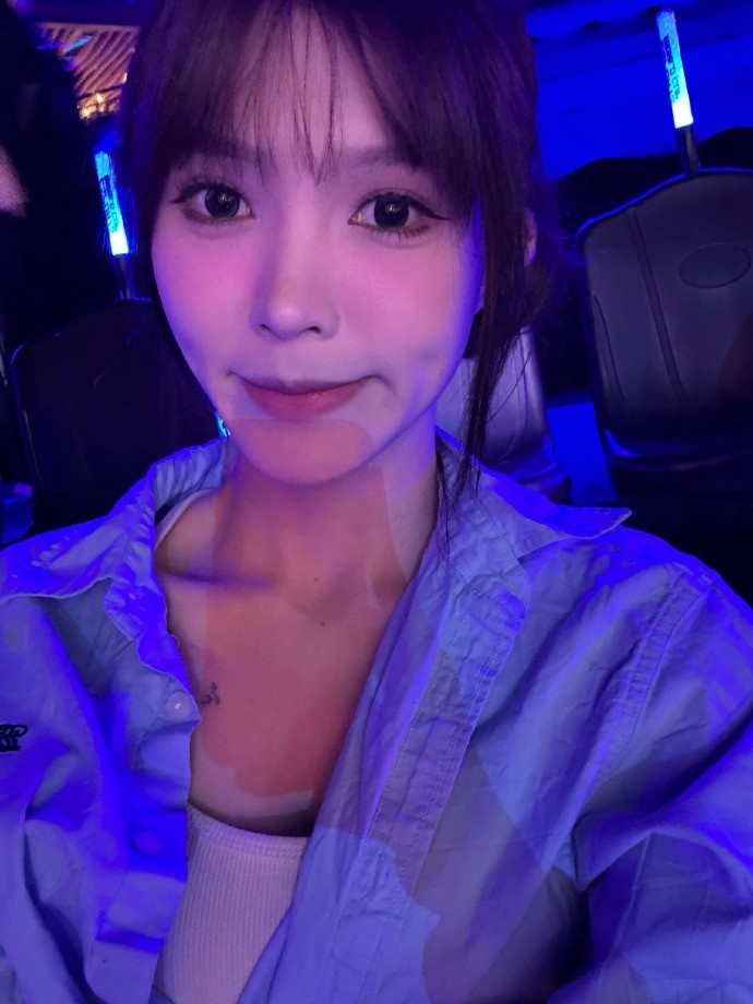 无畏契约主持麦麦晒照：小麦今天自己出门玩了，哦耶