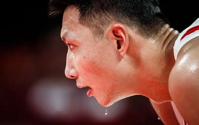 三分球4中4！你好，易建联！