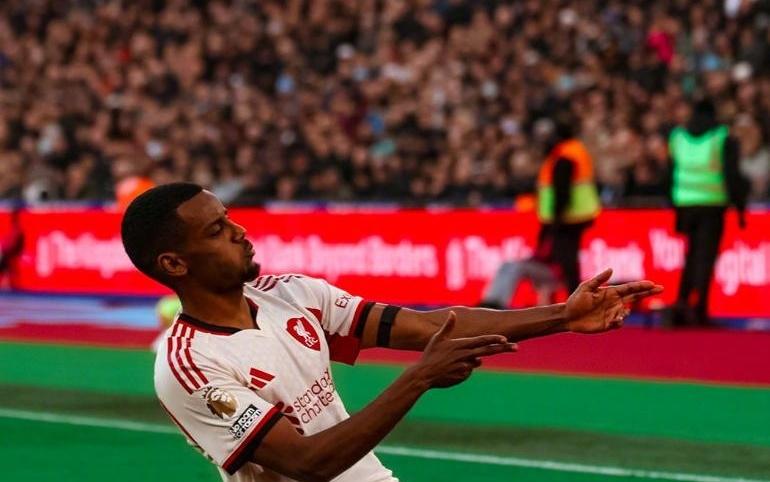 雪藏萨拉赫激活两大亿元先生，伊萨克处子球，利物浦20终结3连败