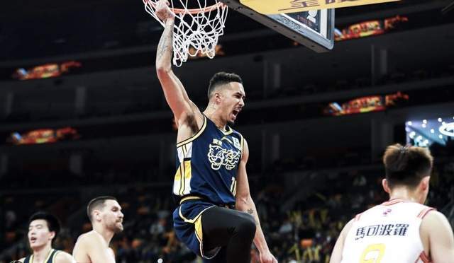 生涯之夜！奎因12中10轰30分成客场消声器，一人得分超辽宁三外援