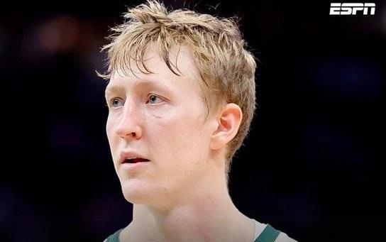 Shams：雄鹿队与22年落选秀AJ格林签4年4500万续约合同