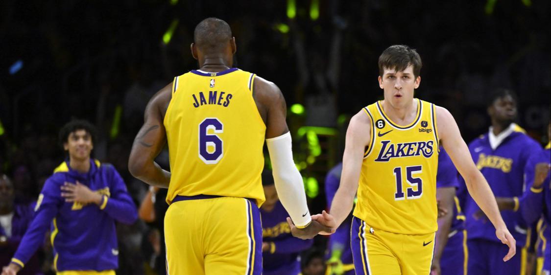 里夫斯：跟詹姆斯当队友太爽了！詹姆斯可能再打十年！