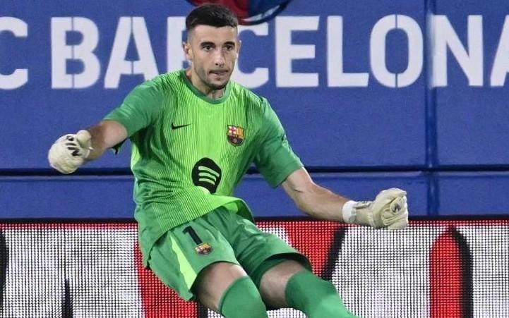 世体：埃尔切球迷对西人时喊要霍安加西亚的头，被西甲举报