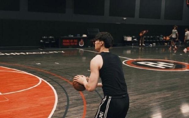 媒体人：我听说曾凡博会代表篮网出战NBA中国赛预测双向合同有戏