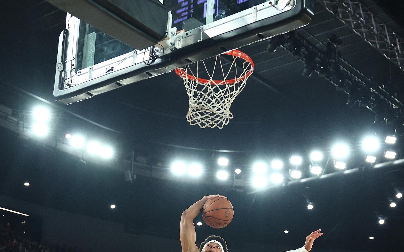 还需适应！鹈鹕7顺位新秀费尔斯季前赛首战砍下7分3板3助攻