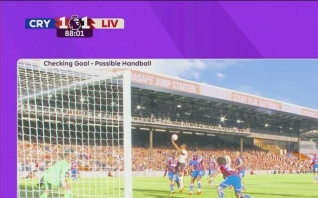 利物浦进球萨拉赫手球未判，球迷调侃：这不是上篮动作吗