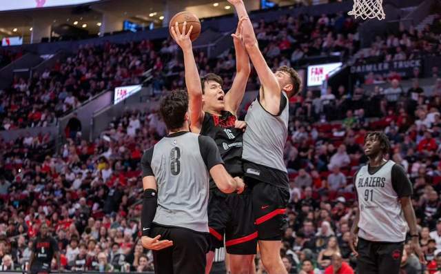 惊艳！杨瀚森打NBA对抗赛秀梦幻脚步，拿捏2米18大汉，技术突出