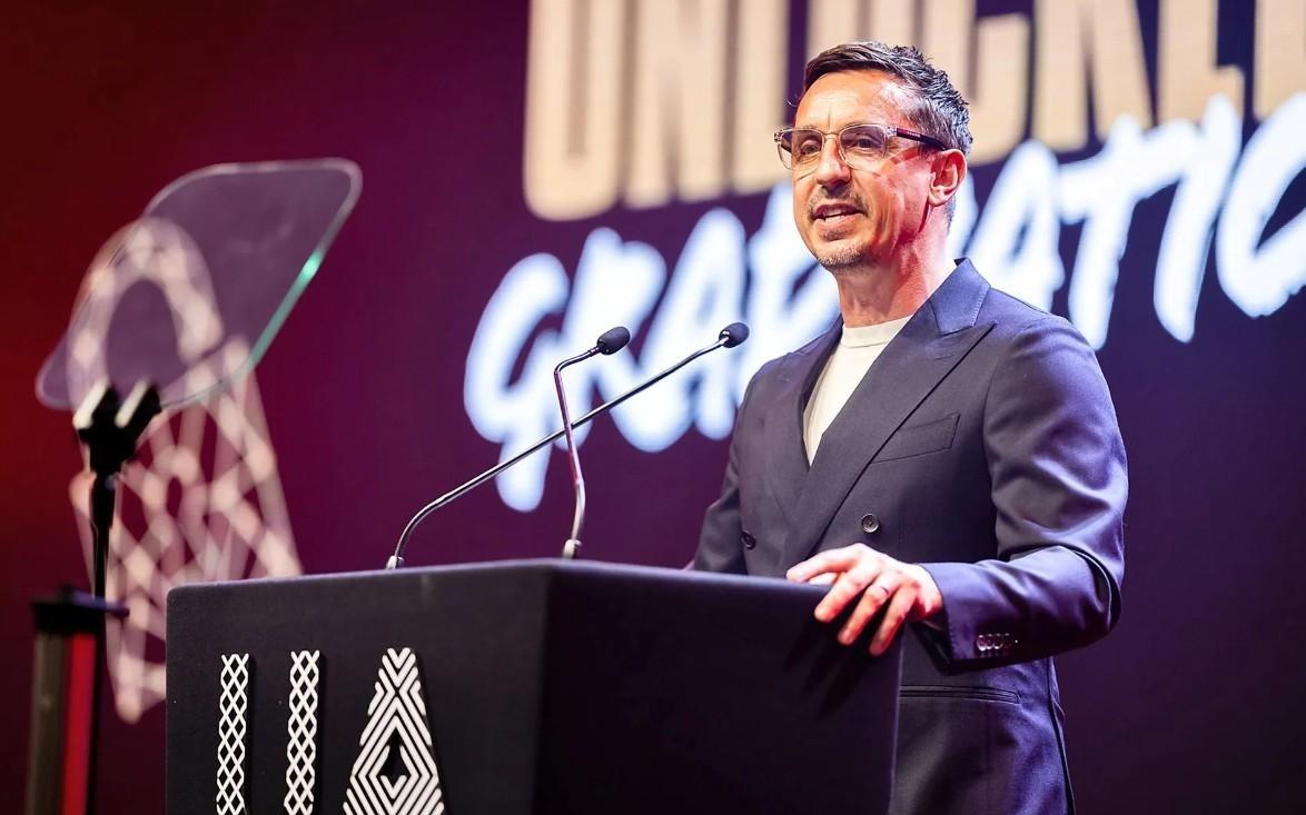 曼联92班创办的大学遭到种族不平等指控，内维尔承诺做出改变