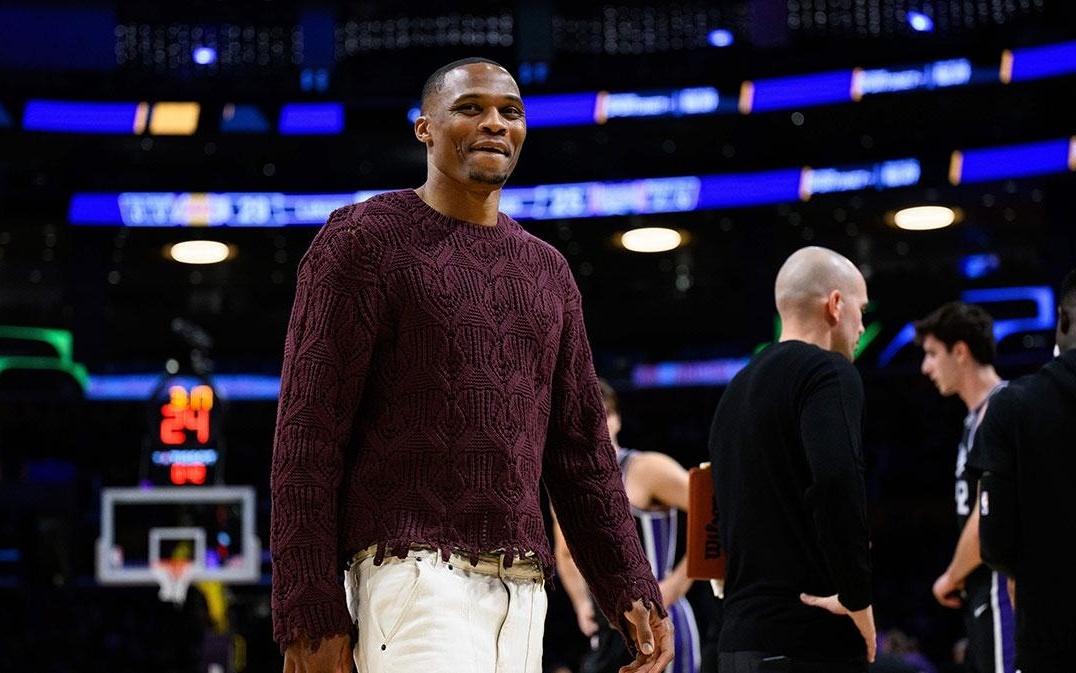 开心，国王队的威斯布鲁克在球迷狂欢节上看起来非常享受生活