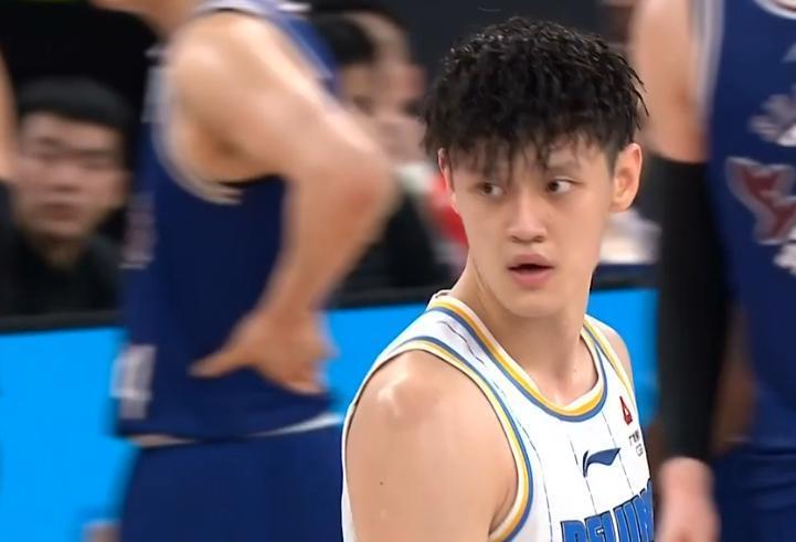 曾凡博没有获得上场最后小曾孤单一人离开球场这一幕让人心碎