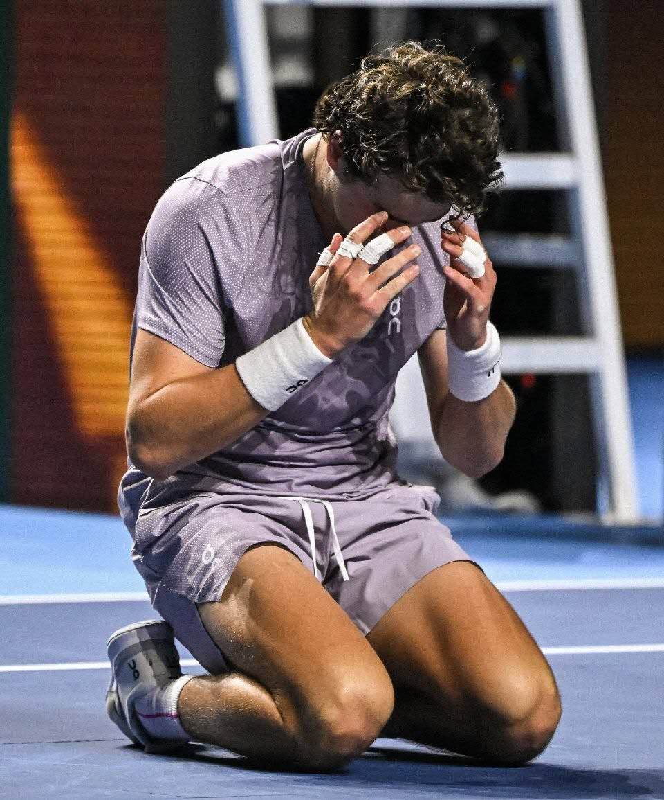 丰塞卡夺冠后透露赛前承诺剃光头，颁