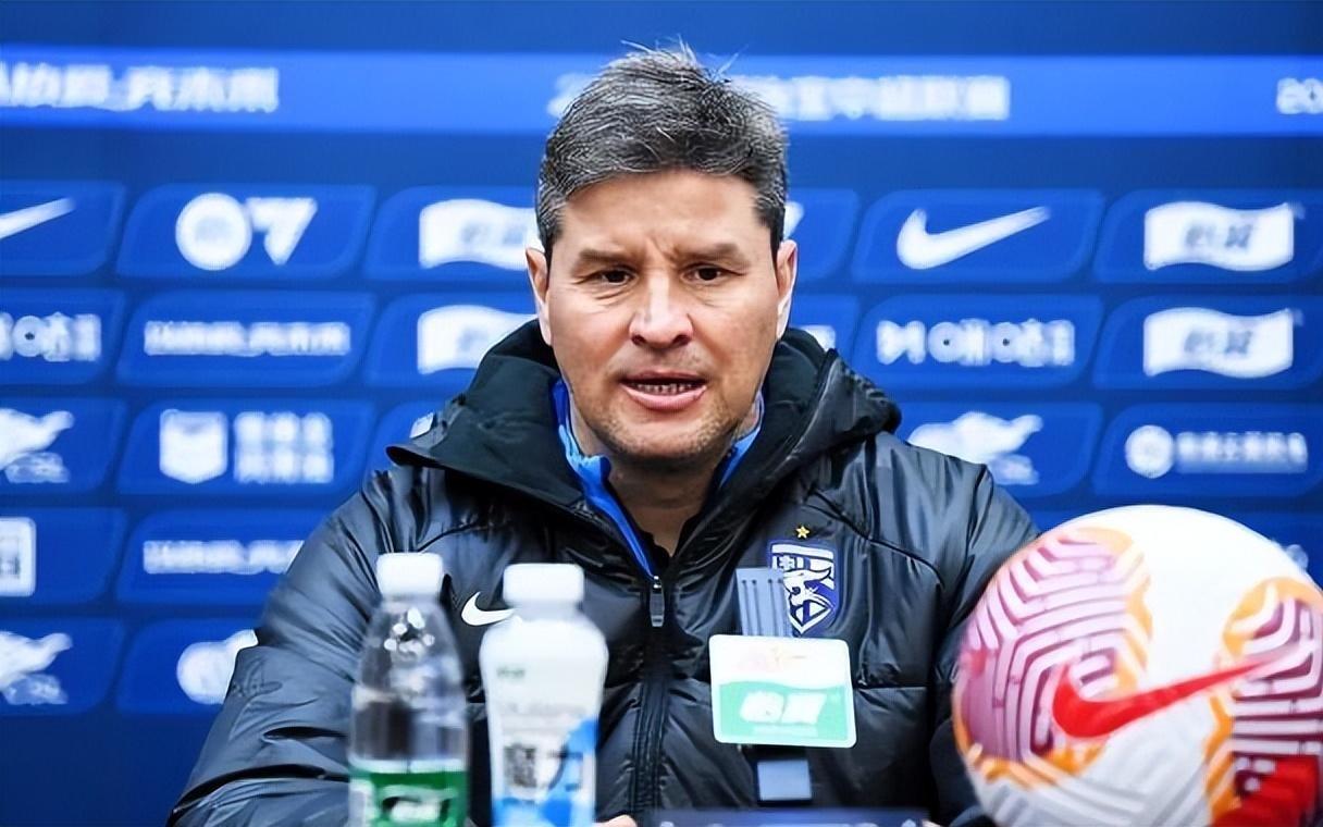 武汉三镇后悔吗去年没留下的教练，如今成J联赛赛季最佳主帅