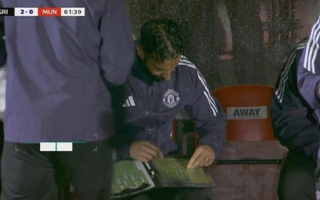 致敬开摆格林斯比教练认真模仿阿莫林，摆战术板公布首发