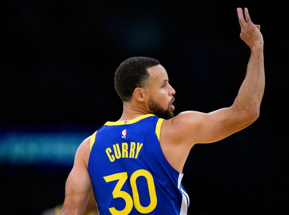 库里你太狠了，37岁仍不可阻挡，达成NBA79年史无前例的纪录