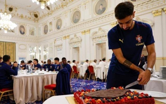 生日快乐，葡萄牙的骄傲！B费和国家队队友度过难忘的生日