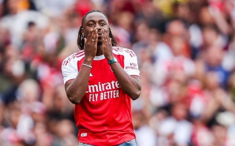 埃泽阿森纳英超首次首发参与进球，上位做到的英格兰球员是张伯伦