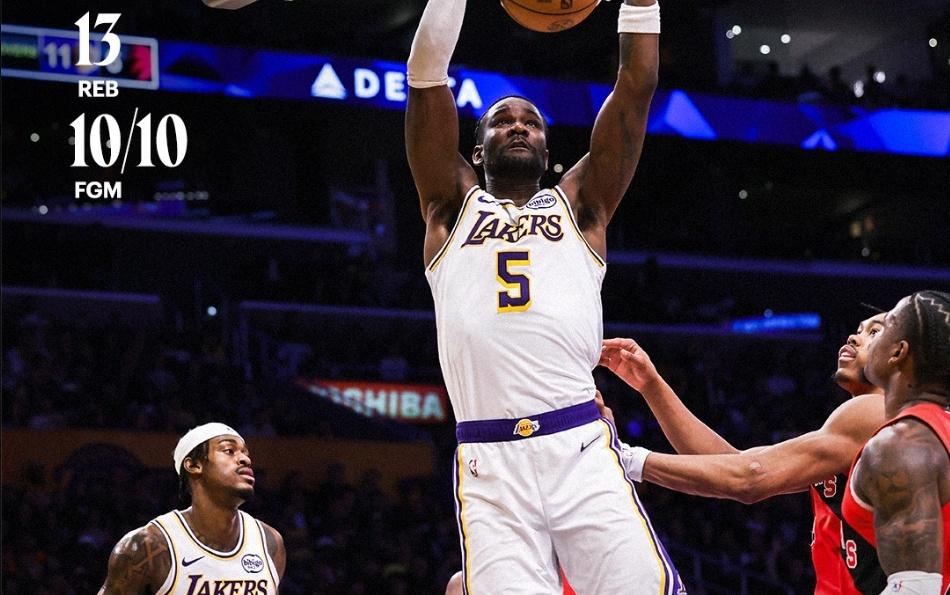 艾顿20+湖人9胜0负！命中率100%创四纪录比肩鲨鱼湖媒：终于不软