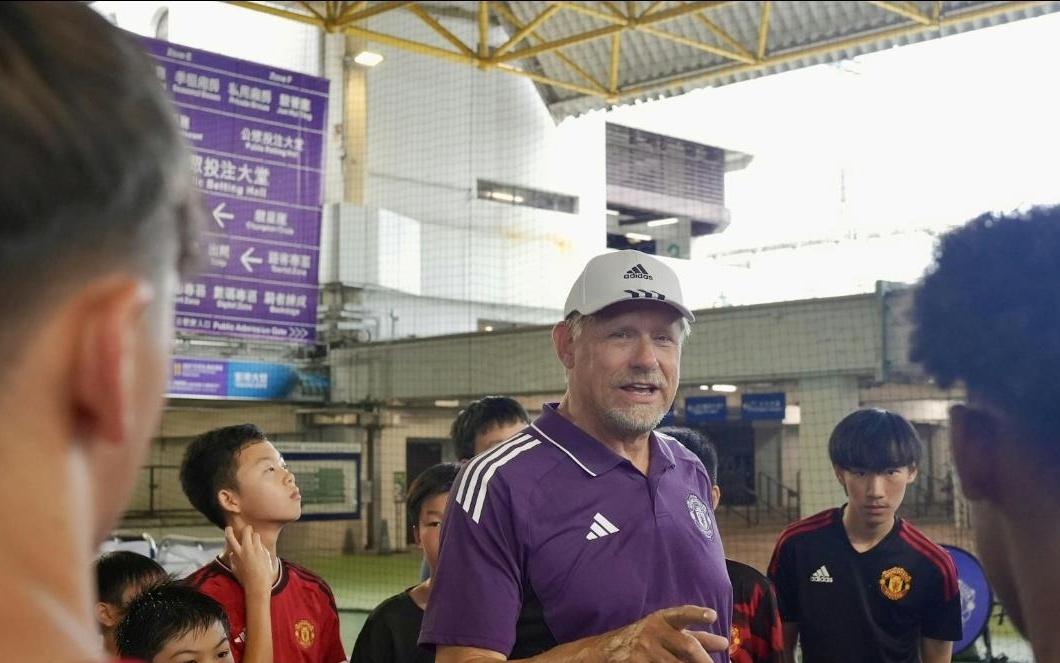舒梅切尔：曼联缺少一个卡里克，像胶水