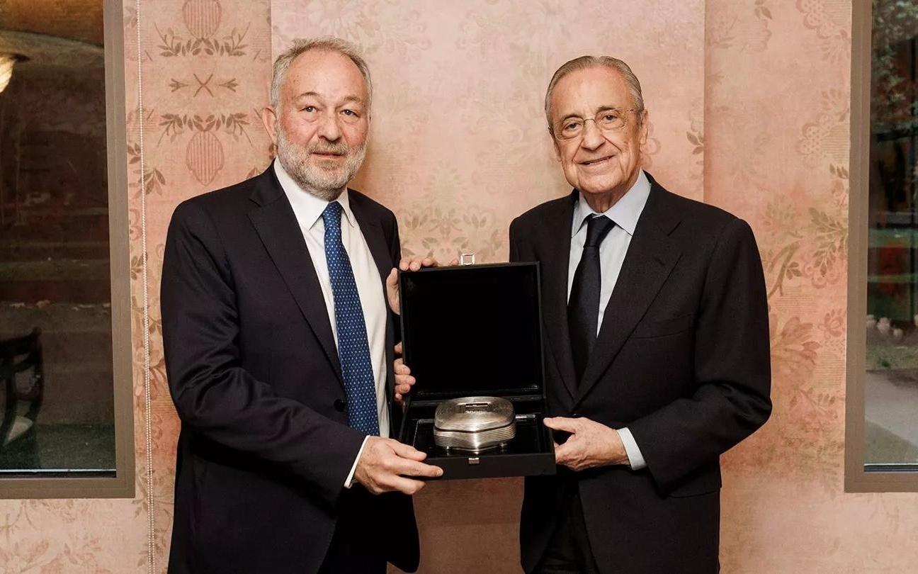 传统环节，弗洛伦蒂诺与尤文主席在欧冠赛前互赠礼物