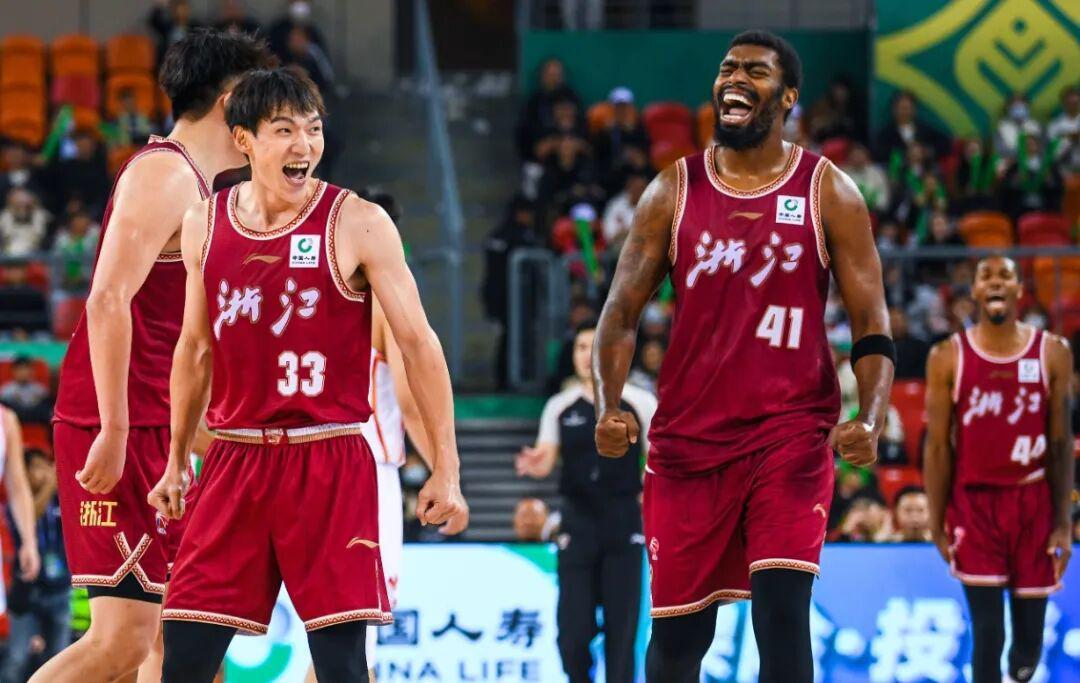 浙江男篮20分大胜，北控攻防全崩失误多，张庆鹏帅位不保！