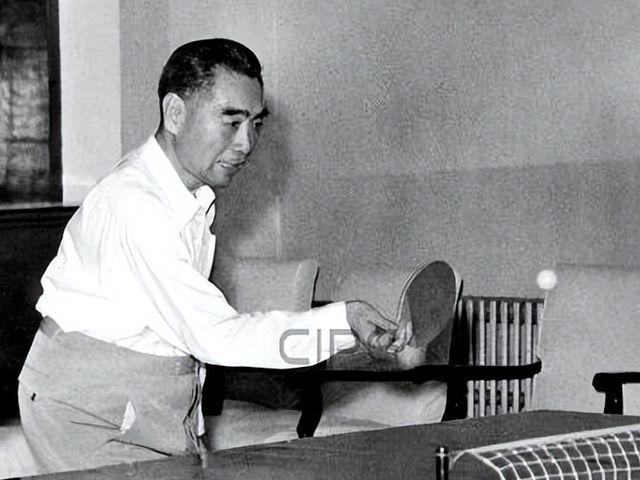 1971年梁戈亮用“鸳鸯球拍”世乒赛夺冠，周总理却说：别搞小动作