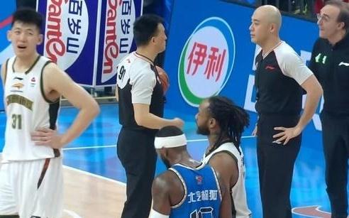 CBA京辽大战炸裂剧情：杨鸣连续抱怨被驱威尔斯吃T陈盈骏5罚全中