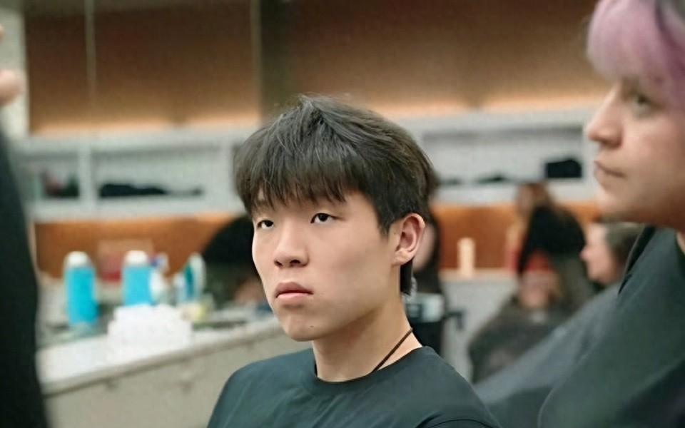 杨瀚森翻译加入开拓者教练组队记曝内情，985毕业比小杨还努力