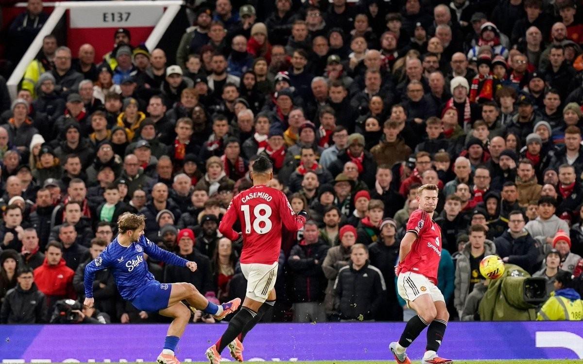 埃弗顿能否做到此前从未有球队十人作战在英超客胜曼联