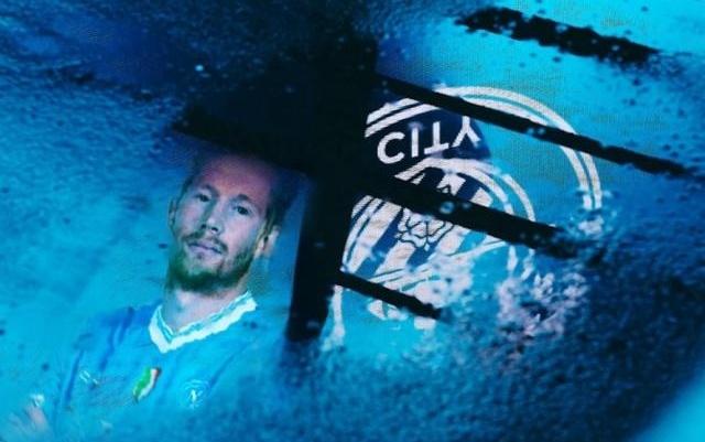 蓝月传奇！欧冠官方晒德布劳内重返伊蒂哈德海报