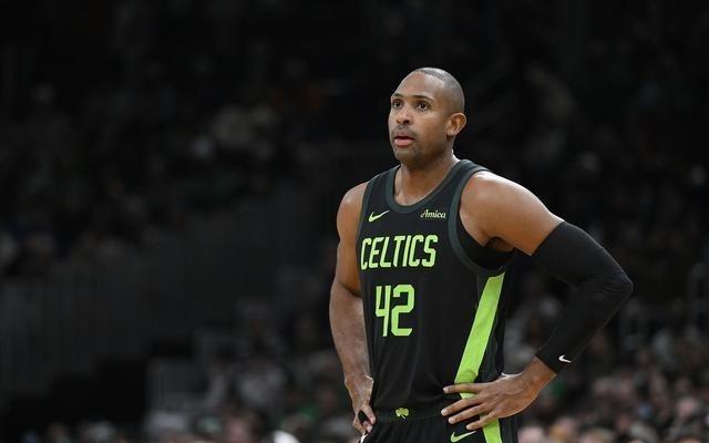 霍福德常规赛曾25次打勇士场均14.9分9.4板为面对所有队最高！